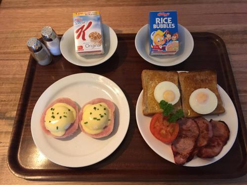 比奇沃斯比奇沃思桥上汽车旅馆的盘子上放着三盘早餐食品