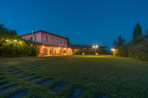 a house with a large yard at night at Janas Country Resort in Mores