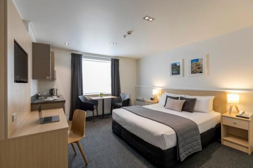 En eller flere senger på et rom på Quest Dunedin Serviced Apartments