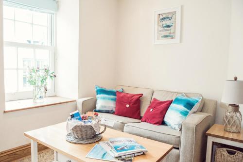 A seating area at Padstow Breaks &ndash; Cottages & Apartments 