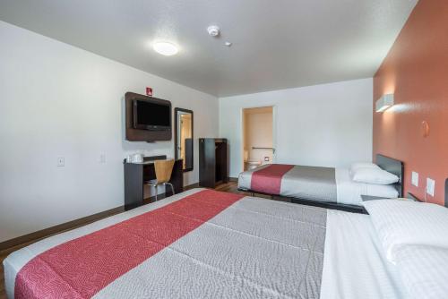 Кровать или кровати в номере Motel 6-Fallon, NV