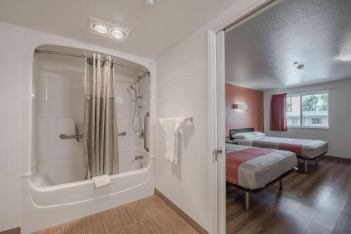 Ванная комната в Motel 6-Fallon, NV