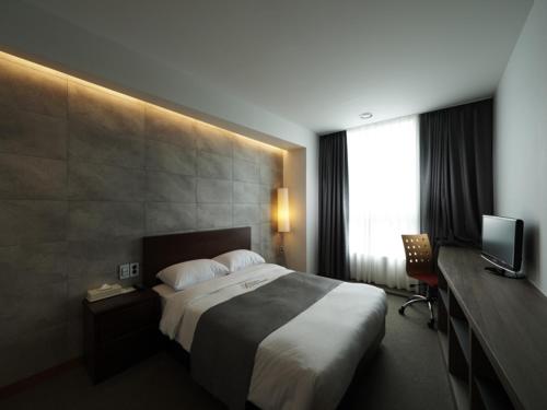 Llit o llits en una habitació de Benikea Hotel Pohang