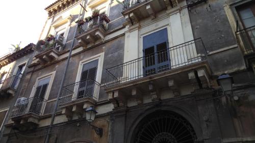 カターニアにあるcasa Giuseppeの窓とバルコニーが備わる建物