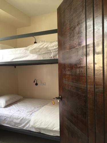 a room with two bunk beds and a door at Kuree Hut in Semporna
