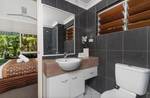 Et badeværelse på Nimrod Resort Apartments