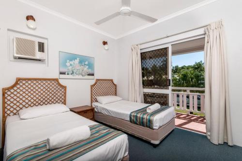 En eller flere senge i et værelse på Nimrod Resort Apartments