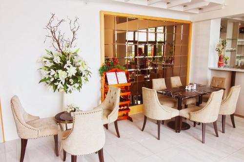 a dining room with a table and chairs at Venetian Resort Pattaya in Jomtien Beach