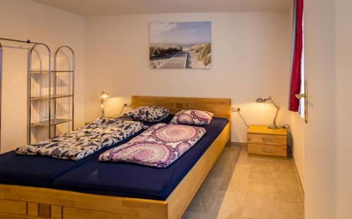 um quarto com uma cama com um edredão azul em Villa Gastuna em Bad Gastein