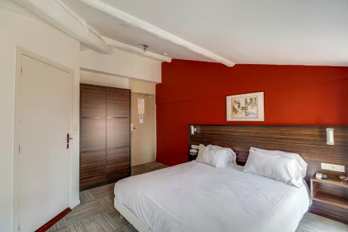 เตียงในห้องที่ Hotel Le Mistral