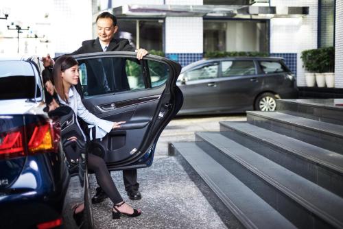 a man and a woman getting out of a car at Hotel Tainan in Tainan