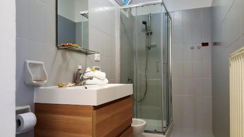 La salle de bains est pourvue d'un lavabo et d'une douche. dans l'établissement Casa Agrumeto by Holiday World, à Gênes