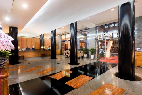 eine Lobby mit schwarzen Säulen in einem Gebäude in der Unterkunft Hotel Tainan in Tainan