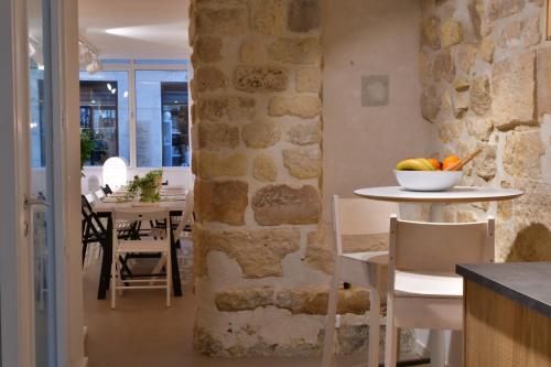 une cuisine avec une table avec un bol de fruits dessus dans l'établissement My Story Up, à Paris