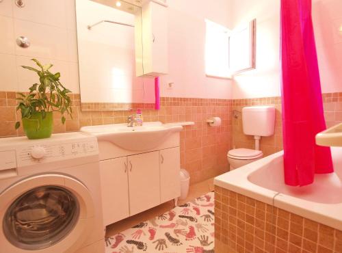 Kúpeľňa v ubytovaní Apartment with 4 Bedrooms 446