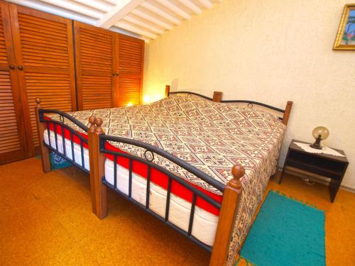 - une chambre avec un lit et une table avec une table de chevet dans l'établissement Apartments in Medulin 713, à Medulin