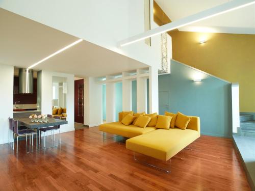 Χώρος καθιστικού στο The Pinball Luxury Suites