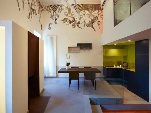 Η κουζίνα ή μικρή κουζίνα στο The Pinball Luxury Suites
