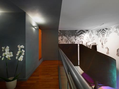 Μια τηλεόραση ή/και κέντρο ψυχαγωγίας στο The Pinball Luxury Suites