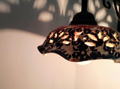 a black and white butterfly patterned vase on a lamp at L’altra Sicilia…da Amare in Acquedolci