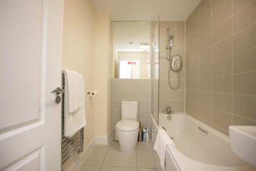Ένα μπάνιο στο DBS Serviced Apartments - The Stretton