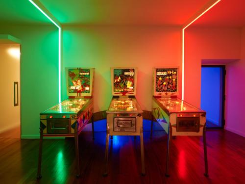 Η αίθουσα παιχνιδιών του The Pinball Luxury Suites