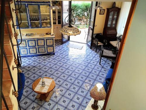 アックエドルチにあるL’altra Sicilia…da Amareの青いタイルフロアのリビングルームのオーバーヘッドビュー