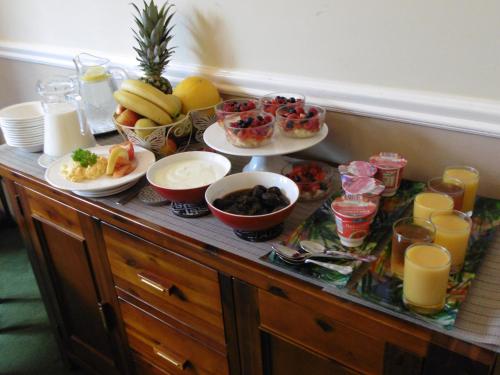 Moyness House في إينفيرنيس: طاولة مع أطباق من الطعام وأكواب من عصير البرتقال