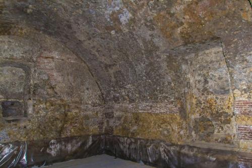 an old brick wall with an arch in a tunnel at Hotel Terme Neronensis in Pozzuoli