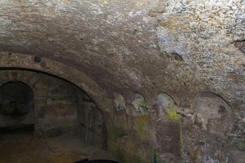 an old tunnel with a stone wall and an archway at Hotel Terme Neronensis in Pozzuoli