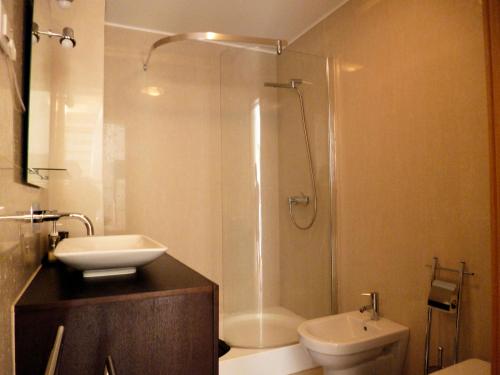 フンシャルにあるLuxury Apartment Living Funchalのバスルーム(シャワー、洗面台、トイレ付)