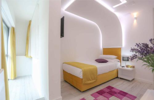 فندق ليبريس البوتيكي في سراييفو: غرفة نوم بسرير في غرفة بيضاء