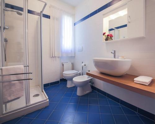 ein Bad mit einem Waschbecken, einem WC und einer Dusche in der Unterkunft Terrazza su Firenze panoramic view in Florenz