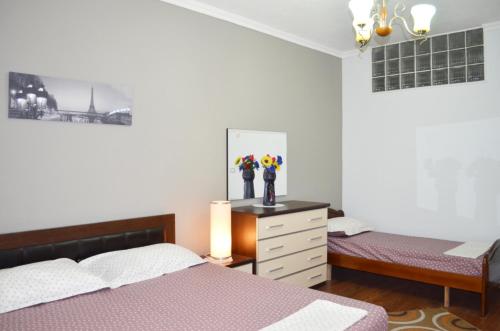 1 dormitorio con 2 camas y vestidor con espejo en Belvedere Apartment, en Shkodër