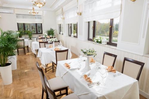 Reštaurácia alebo iné gastronomické zariadenie v ubytovaní Hotel Arkadia