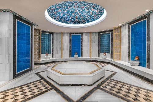 um quarto grande com uma grande banheira no meio do quarto em Elite World Istanbul Florya em Istambul