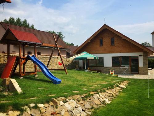podwórko ze zjeżdżalnią i domem w obiekcie Villa Tatranit w Nowej Leśnej