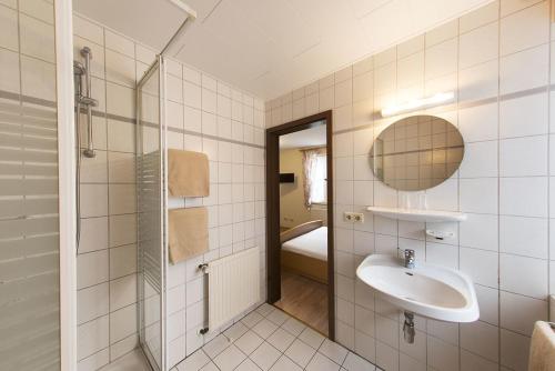 Kylpyhuone majoituspaikassa Weinhaus Kurtrierer Hof