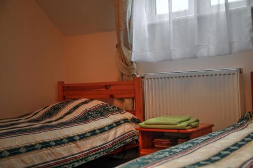a small bedroom with two beds and a window at Zespół Pałacowo-Parkowy Bądzów in Polkowice