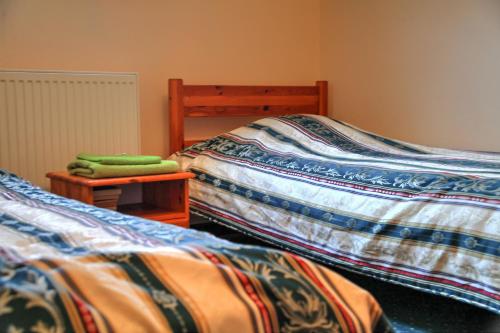 two beds sitting next to each other in a bedroom at Zespół Pałacowo-Parkowy Bądzów in Polkowice