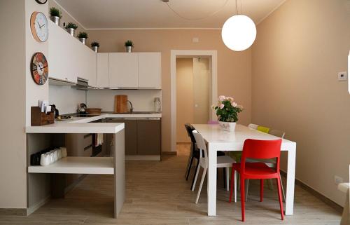 uma cozinha e sala de jantar com mesa e cadeiras em C.A.V. B&B Curiel20 em San Donato Milanese