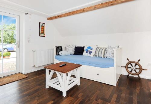 Schlafzimmer mit einem Bett und einem Tisch in der Unterkunft Landhaus Meer in Neuharlingersiel