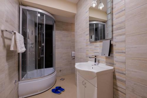 Airport Hotel Garniにあるバスルーム