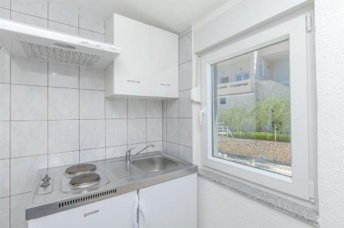 Kuchyň nebo kuchyňský kout v ubytování Apartments Na Obali Mora