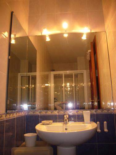 イスラ・クリスティナにあるPinar y Marのバスルーム(シンク、大きな鏡付)
