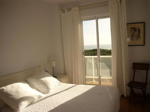 イスラ・クリスティナにあるPinar y Marのベッドルーム(白いベッド1台、窓付)