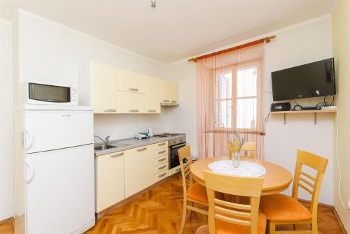 Kuchyňa alebo kuchynka v ubytovaní Apartment Kampanel