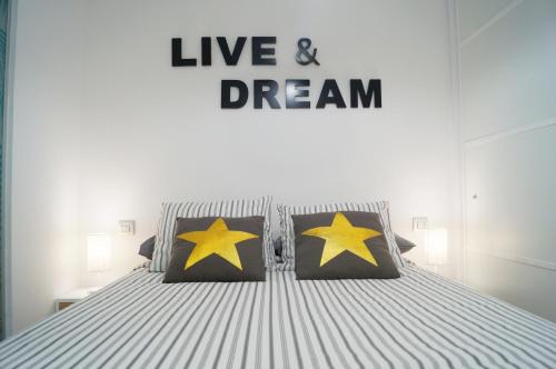 ラスパルマス・デ・グランカナリアにあるApartamento Canteras Playaのベッドルーム1室(黄色の星2つが付いたベッド1台付)