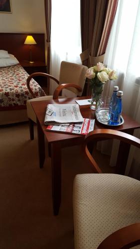 Ένα ή περισσότερα κρεβάτια σε δωμάτιο στο Hotel Dworek***