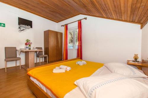 Apartments and Rooms Stjepan tesisinde bir odada yatak veya yataklar